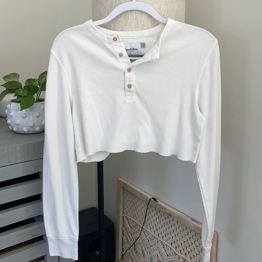 Cropped long sleeve with buttons